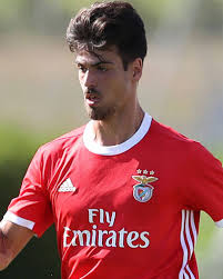 Он играет на позиции атак. Sl Benfica Kader Spielplan Und Weitere Infos Zur Mannschaft Sport Bild De