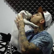 Alex velea are o multime de tatuaje, insa nu vrea sub nicio forma sa se opreasca. Alex Velea È™i A ArÄƒtat Tatuajul In Care E Desenat Fiul Dominic Foto Ea Md