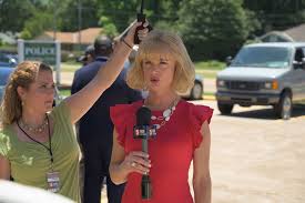 Comes with more listening, activities, quizzes and vocabulary. Bild Zu Juliette Lewis Breaking News In Yuba County Bild Juliette Lewis Filmstarts De