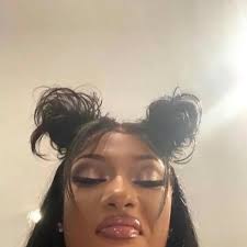 Beyonce intentionally singing “I ain't no regular singer, now come get  everything you came for…” from “Spaghetti” right before Shaboozey drops his  “Sweet Honey Buckin” verse during Beyonce bowl hits different knowing