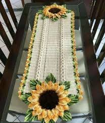 Caminho De Mesa De Crochê Girassol Passo A Passo Lindo Caminho De Mesa Em Croche Com Flores Girassois Medida1 40x45 Material Utilizado Em 2020 Caminho De Mesa De Croche Jogo De Cozinha Croche Trilho Mesa Croche