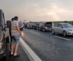 Autostrada soarelui este blocată vineri dimineață pe sensul spre mare, din cauza unui carambol în care au fost implicate 20 de mașini, două persoane fiind rănite, potrivit centrului infotrafic. Carambol Intre È™apte MaÈ™ini Pe Autostrada Soarelui DouÄƒ Persoane RÄƒnite UÈ™or Evenimentul Zilei