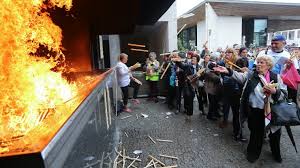 Das velas seguindo a imagem da virgem de fátima. Quase Duas Horas Para Se Conseguir Queimar Velas E Muitas Filas No Santuario