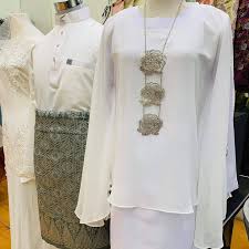 Selendang berwarna kuning yang melilit dipinggangnya juga semakin menambah keanggunan tara basro dengan busana adat bali tersebut. Kurung Iprincess Boutique Baju Kurung Moden Bermanik Facebook