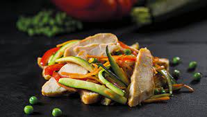 Servi la tagliata di pollo condita con un filo d'olio e.v.o. Tagliata Di Petto Di Pollo Con Curry E Julienne Di Verdure