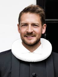 BLIV VIET I SKOVEN” Det er hermed officielt at skovhøvdingen, Mikkel  Jerger, er certificeret ceremoniel vielsesbemyndig, og kan fra d.d.  foretage smukke udendørs vielser i skoven. • Grundet stor efterspørgsel  skal han