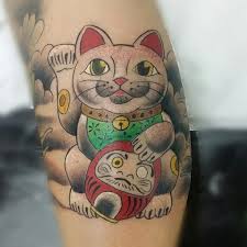 Người nhật bản coi mèo như thần tài, có lẽ bắt nguồn từ đó mà hình xăm mèo thần tài được nhiều người yêu thích với ý nghĩa may mắn và thịnh vượng. Hinh XÄƒm Meo Tháº§n Tai Mini Máº«u Tattoo Meo May Máº¯n