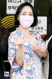 이번 세번째 작품인 불편한 진실은 그룹 '빅마마 (big mama)' 출신으로 우리나라 최고의 soul 보컬 리스트인 이지영이 노래를 하고 하이브리드 힙합 그룹 '팬텀 (phantom)'의 한해가 rapper로 참여한. A0bp4yov4vtu4m