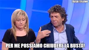 Una coppia romantica si siede su una poltrona davanti al caminetto mentre nevica fuori dalla finestra. 25 Images About Gif On We Heart It See More About Gif Aesthetic And Boy