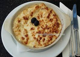 Per preparare le polpette di baccalà portoghesi, i pasteis de bacalhau, usate 500 gr di baccalà, come nella nostra ricetta, unito a 600 gr di patate lessate. Portogallo In Cucina La Ricetta Del Bacalhau Com Natas Lilly S Lifestyle