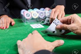Setelah membagikan kartu pertama, selanjutnya akan dibagikan kartu kedua. The Player Is Betting Card In Hand Against That Of The Dealer And The Banker In Blackjack Surrender When An Opponent With Superior Points Win In A Card Game Stock Photo Picture