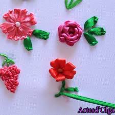 Bordado En Cintas 9 Flores Basicas Video In 2020 Silk Ribbon Embroidery Patterns Silk Ribbon Embroidery Tutorial Flower Embroidery Designs