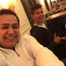 ولد الفنان المصري حكيم في فبراير 1962 في مصر، ويعتبر مطرب الأغنية الشعبية الأول في مصر، فهو مطرب غير عادي استطاع أن يوسع جمهور الاغنية الشعبية بعدما كان يستمع إليها فئة قليلة من الجمهور، وهو ابن لعمدة. ØµÙˆØ± Ø­ÙƒÙŠÙ… Ù…Ø¹ Ø§Ø¨Ù†ÙŠÙ‡ Ø§Ù„Ø´Ø§Ø¨ÙŠÙ† Ù…Ù† ÙÙŠÙ‡Ù…Ø§ ÙŠØ´Ø¨Ø¨Ù‡ ÙˆÙ‡Ù„ ÙŠØ­ØªØ±Ù Ø§Ù„Ø£ØµØºØ± Ø§Ù„ØºÙ†Ø§Ø¡ Ù‚Ø±ÙŠØ¨Ø§ Ù…Ø¬Ù„Ø© Ù‡ÙŠ