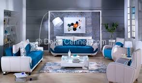 Renkli halı modelleri içinde en çok tercih edilen renklerden olan turkuaz, güzel görüntüsüyle yeni bir modadır. Turkuaz Renk Koltuk Modelleri 2021 Dekorcenneti Com