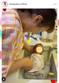 北斗晶、初孫をお風呂に入れる姿公開「おっかなかったーーーー」顔出しはNG - 芸能 : 日刊スポーツ