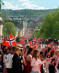 Mai, den norske nasjonaldagen feires til minne om grunnloven, og markeres med nasjonale festligheter over hele norge. 17 Mai Der Norwegische Nationalfeiertag Grieg In Der Schule