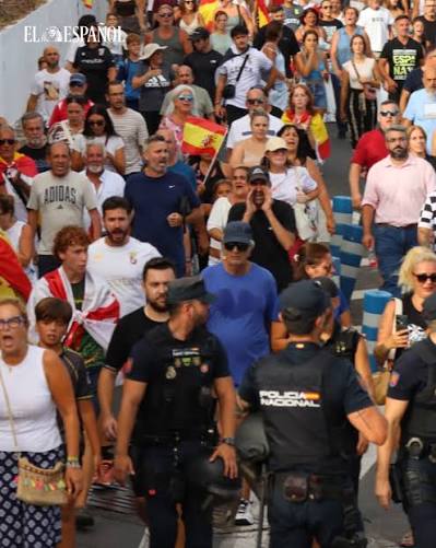 🇪🇸🗣️ Unas 2.000 personas con banderas españolas y ceutíes tomaron las  calles del centro y llegaron a acorralar el hotel en el que el ministro Ángel  Víctor Torres, máxima autoridad del Mando