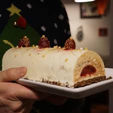 Buche Vanille Insert Framboise Et Pull De Noel Ca Sent Bon Les Vacances Buchedenoel Buche Noel Framboise Vanille Insert Framboise Framboise Patissiere