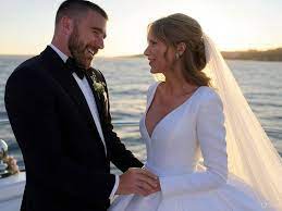 Siêu sao NFL Travis Kelce và biểu tượng nhạc pop Taylor Swift đã chính thức nói lời "Tôi đồng ý" trong một lễ cưới hoành tráng, kết hợp giữa tinh thần thể thao mạnh mẽ và sự quyến rũ của âm nhạc. Cặp đôi, với chuyện tình lãng mạn đã làm say đắm biết bao trái tim.