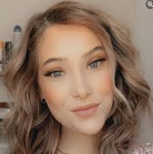 Hannah Amos's Instagram, Twitter & Facebook