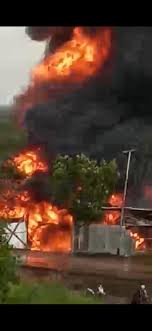 Bahan mudah terbakar merupakan bahan yang dapat meledak (terbakar) jika tercampur atau terdispersi dengan udara. Api Membumbung Tinggi Membakar Bengkel Tempat Penyimpanan Bbm Di Kertapati Kordanews