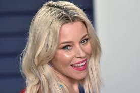 It's up to santa's most famous reindeer to save the day when an evil queen conjures up a storm on christmas. Elizabeth Banks To Direct Appear In Red Queen Series Upi Com