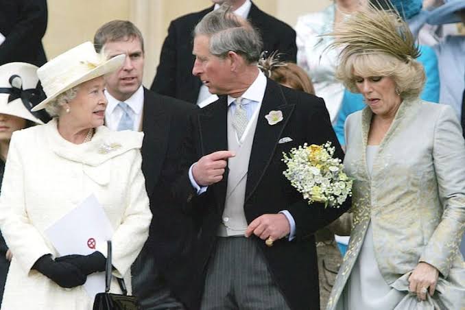 El día en que la reina Isabel II ignoró públicamente a Camilla, la mujer del príncipe Carlos - LA NACION