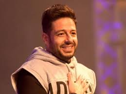 عند الثانية ظهراً، كان الفنان محمد حماقي وزوجته نهلة الحاجري في انتظار وصول «سيدتي» حيث استقبلنا عند باب منزله بحفاوة أهل النيل مرحّباً بقدومنا معرباً عن محبّته لأسرة تحرير «سيدتي» مؤكّداً أنها المجلة الوحيدة التي قامت بزيارة منزله في منطقة الزمالك في مصر. ØªØ¹Ù„ÙŠÙ‚ Ù…ÙØ§Ø¬Ø¦ Ù„Ù…Ø­Ù…Ø¯ Ø­Ù…Ø§Ù‚ÙŠ ÙÙŠ Ø§Ù„Ù…ÙŠÙƒØ±ÙÙˆÙ† Ø¹Ù† Ø²ÙˆØ¬ØªÙ‡ ÙˆØ±Ø¯ ÙØ¹Ù„Ù‡Ø§ Ø£Ø´Ø¹Ù„ Ø§Ù„Ø£Ø¬ÙˆØ§Ø¡ Ø§Ù„Ù…Ø¯ÙŠÙ†Ø© Ù†ÙŠÙˆØ²