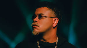 3 características marcantes do novo som de Victor Lou: "Sun Goes Down"