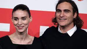Joaquin phoenix, and sister rain phoenix, were with river when he died. Joaquin Phoenix Rooney Mara Willkommen River Phoenix Er Benennt Sein Baby Nach Seinem Verstorbenen Bruder Bunte De