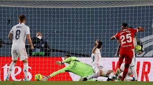 Real madrid are dominating possession now, and even when sevilla prise the ball away. Dcickz3fkeadlm