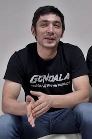 Banyak yang berpendapat potretnya mirip dengan putranya, bagai pinang dibelah dua. Abimana Aryasatya Wikipedia