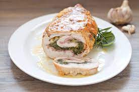 800g di fesa di tacchino in una sola fetta (aperta a libro) 200 g di pancetta affumicata a fettine sottili 100g pomodori secchi 150 g di ricotta basilico fresco 60 g di mandorle 40 g di pinoli 50 g di pecorino stagionato olio extravergine di oliva vino bianco rosmarino. Ricetta Rotolo Di Tacchino Con Spinaci E Scamorza Cucchiaio D Argento