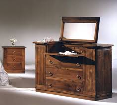 Garnero arredamenti vi offre una vasta scelta di credenze, da quelle più semplici e minimali a quelle più elaborate con intagli, intarsi e decorazioni. Pin Su Www Bandecchi It
