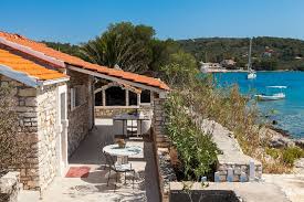 Möglichkeit ein kleines boot zu mieten. Robinson House At Gubesa Island Hauser Zur Miete In Gubesa Island Haus Mieten Haus Kroatien House