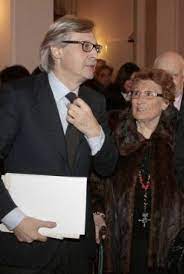 Donna di grande intelligenza, elegante e ironica, rina cavallini era farmacista molto stimata e conosciuta a ro ferrarese. Rina Cavallini Madre Di Vittorio Sgarbi Dago Fotogallery