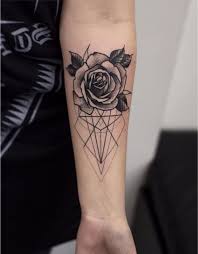 Tattoo Arm Frau Rose Mit Geometrischen Figuren Am Unterarm Coole Tattoos Tattoo Arm Frau Rosen Tattoo Motive Frau