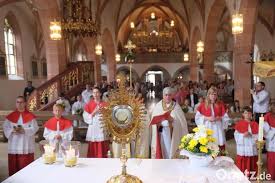Ich gehe euch voraus nach galiläa. Wegen Schlechter Wetterprognosen Fronleichnamsprozession In Kirche Verlegt Onetz
