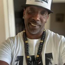 Mother of three drives like this, is it safe to drive in flip-flops