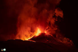 Sopralluogo dell'area sommitale dell'etna effettuato dal personale dell'osservatorio etneo il 25 febbraio 2020. La Spettacolare Eruzione Notturna Dell Etna Lava E Neve Ad Alta Quota Il Video Open