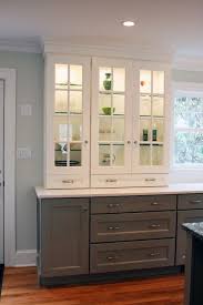 Ihr shop für englisches geschirr. Create A Modern Kitchen With Dark Kitchen Cabinets Dark Bottom Light Top 2 Kelly Fradet
