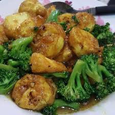 Masukkan tauhu yang digoreng, bawang besar dan cili merah. Facebook