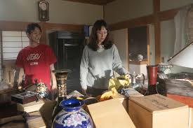 黒木華＆青木柚、“推し活”で意気投合 ペンライト片手に踊り狂う ...