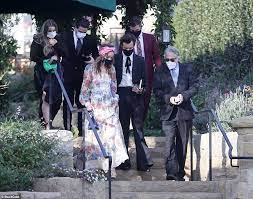 Harry styles and olivia wilde's relationship has raised questions from fans about her split from jason sudeikis. Harry Styles 26 And Olivia Wilde 36 Confirm Their Romance As They Hold Hands At Agent S Wedding Daily Mail Online