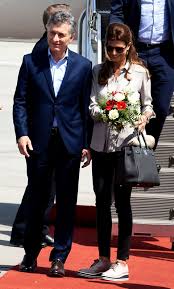 Mauricio macri says he is impatient with traffic jams and does not like people littering public places. Mauricio Macri Y Juliana Awada Juntos Al Pie Del Avion Que Los Llevo A Alemania Moda En Argentina Traje Oxford Vestuarios Deportivos