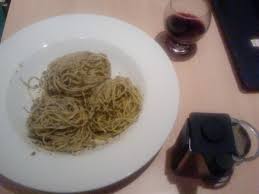 This roman spaghetti dish is a classic example of cucina povera, loosely translated as humble cooking. Spaghetti Aglio E Olio E Peperoncini E Erbe Rezept Kochbar De