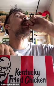Fried chicken is best when it is fresh and the skin is still crispy. Australian Kfc Man Sev Divides The Internet After He Inhales A Fried Chicken Wing In Just Seconds Ali2day