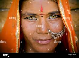 India woman sari face young hi-res stock photography and images