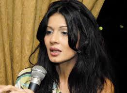 أما الفنانة نجلاء بدر، قالت إنها تخصص خيانة وأن نصف كتاب الخيانة لديها، إلى جانب أن كثرة خيانة الرجال لها جعلها ترفض الدخول في أي علاقة لمدة 6 سنوات. Ù†Ø¬Ù„Ø§Ø¡ Ø¨Ø¯Ø± Ø£Ù†Ø§ Ø¹Ø§Ù†Ø³ ÙˆØ£ÙØªØ®Ø± ÙˆØ®Ø·ÙŠØ¨ÙŠ Ø¹Ù…Ù„ÙŠ Ø¹Ù…Ù„
