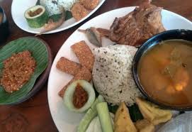 Saat dibuat, adonan kue dimasukan ke cetakan yang ditutup kotak. 23 Tempat Kuliner Malam Hari Di Bandung Enak Dan Ramai